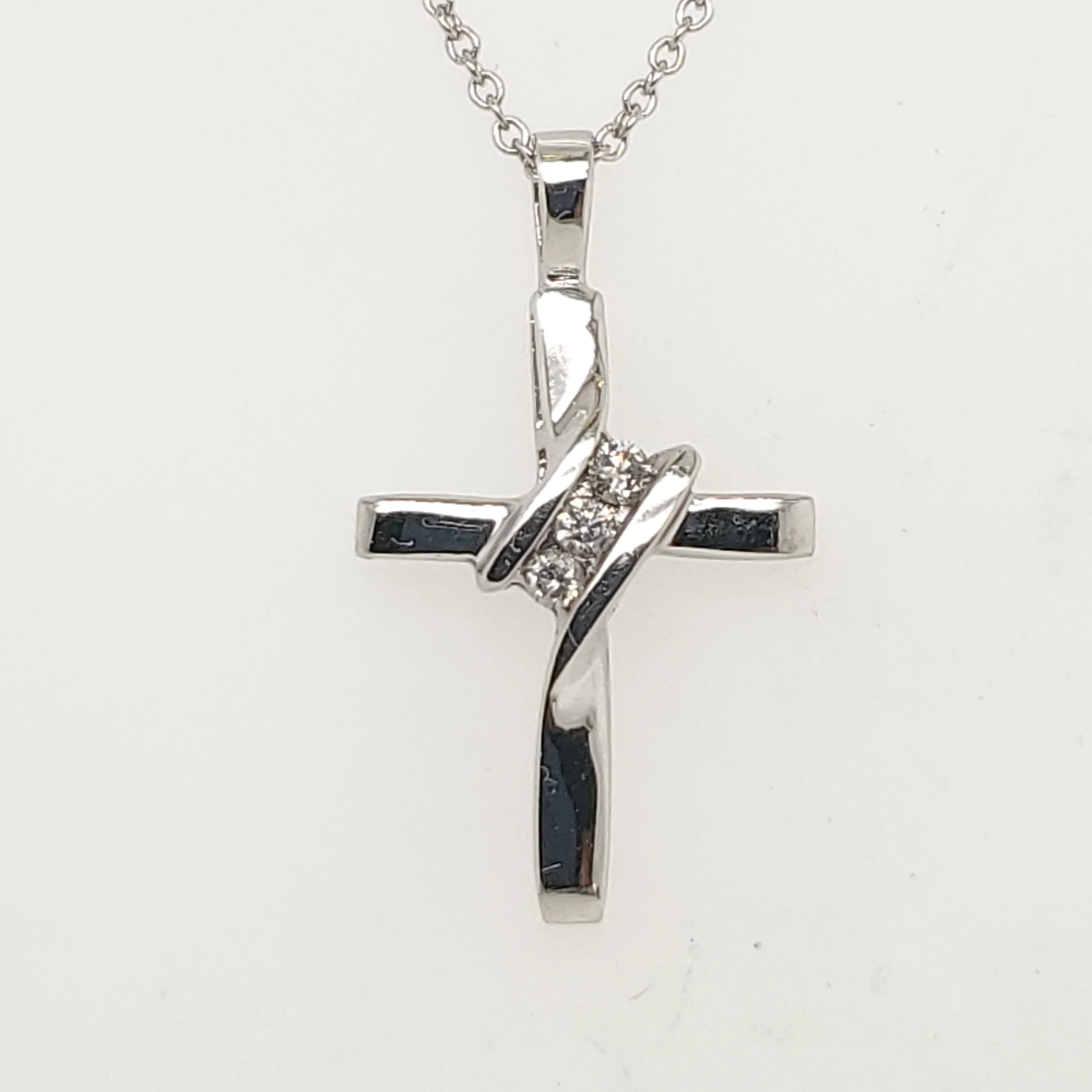 14kt White Gold Diamond Cross Pendant Necklace