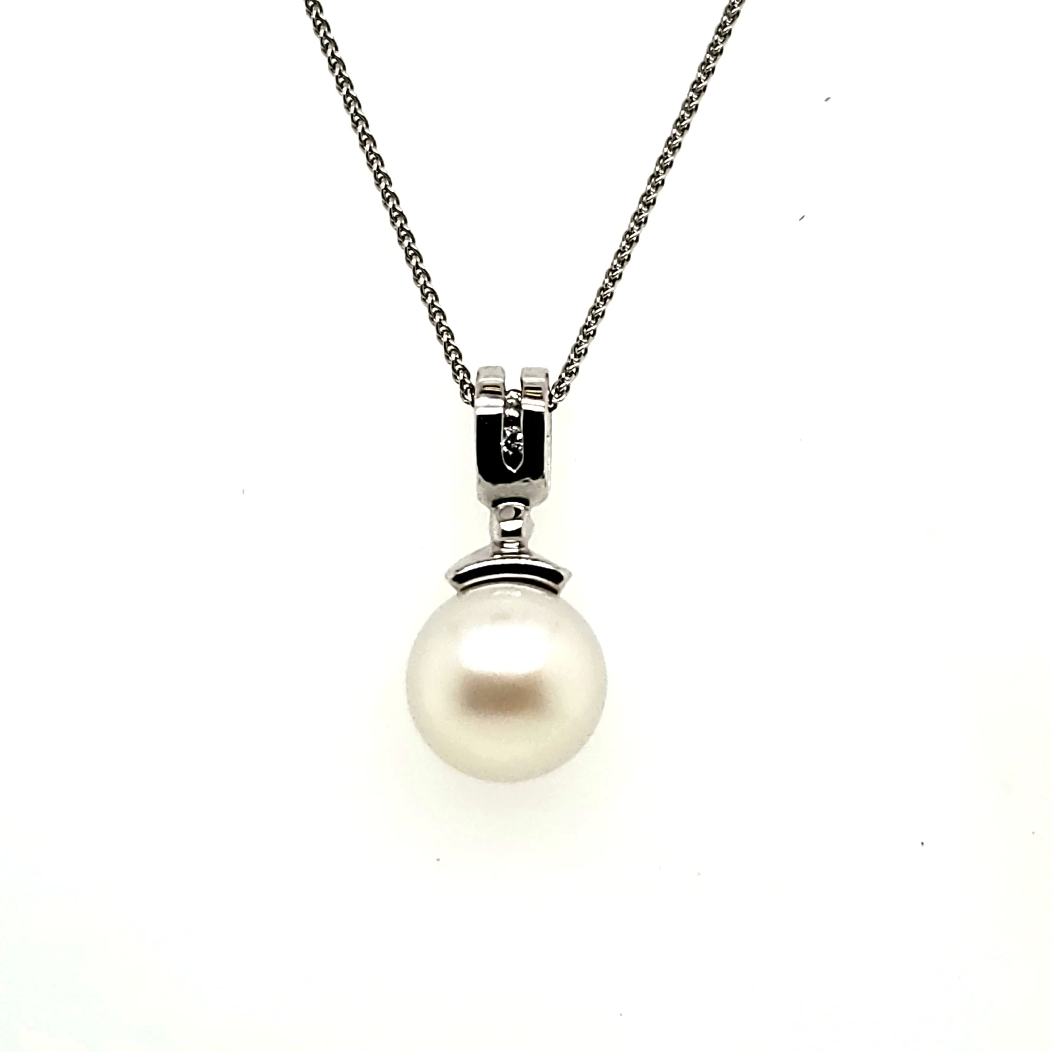 14kt White gold Pearl and Diamond Pendant Necklace