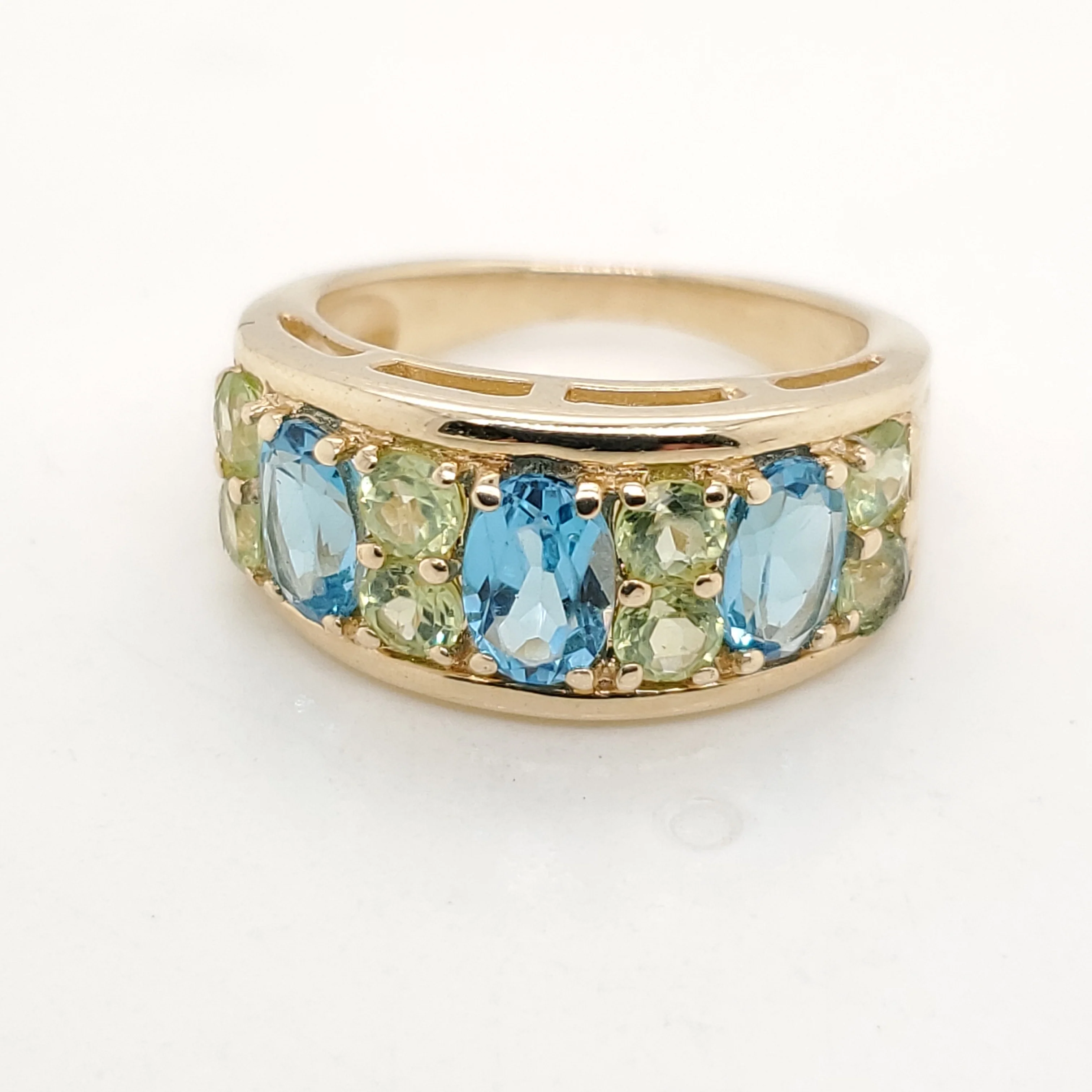 14Kt Yellow Gold Blue Topaz And Peridot Ring