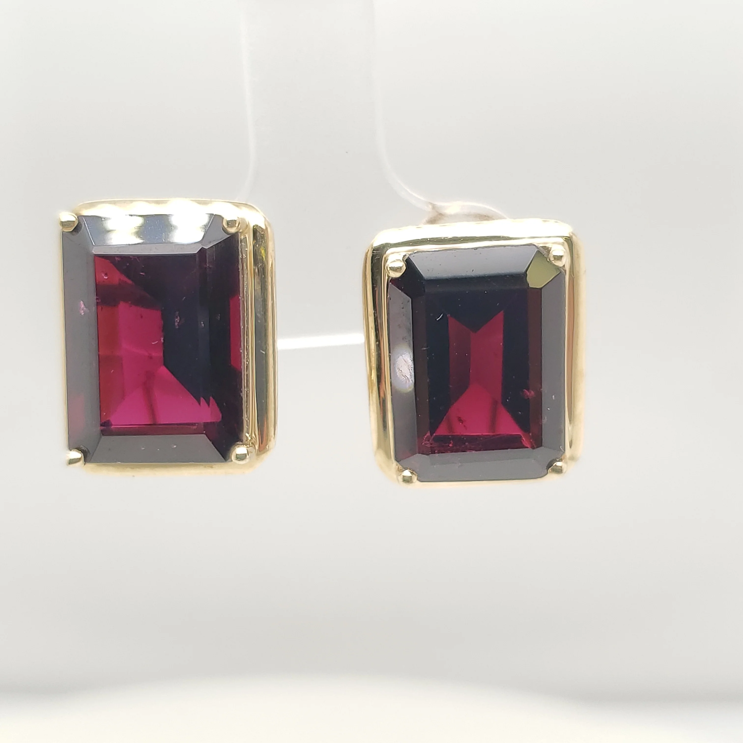 14kt Yellow Gold Garnet Earrings