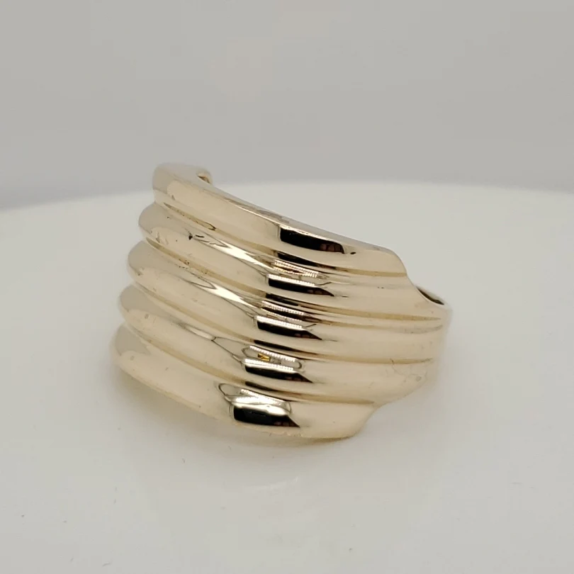 14kt Yellow Gold Ridged Saddle Ring