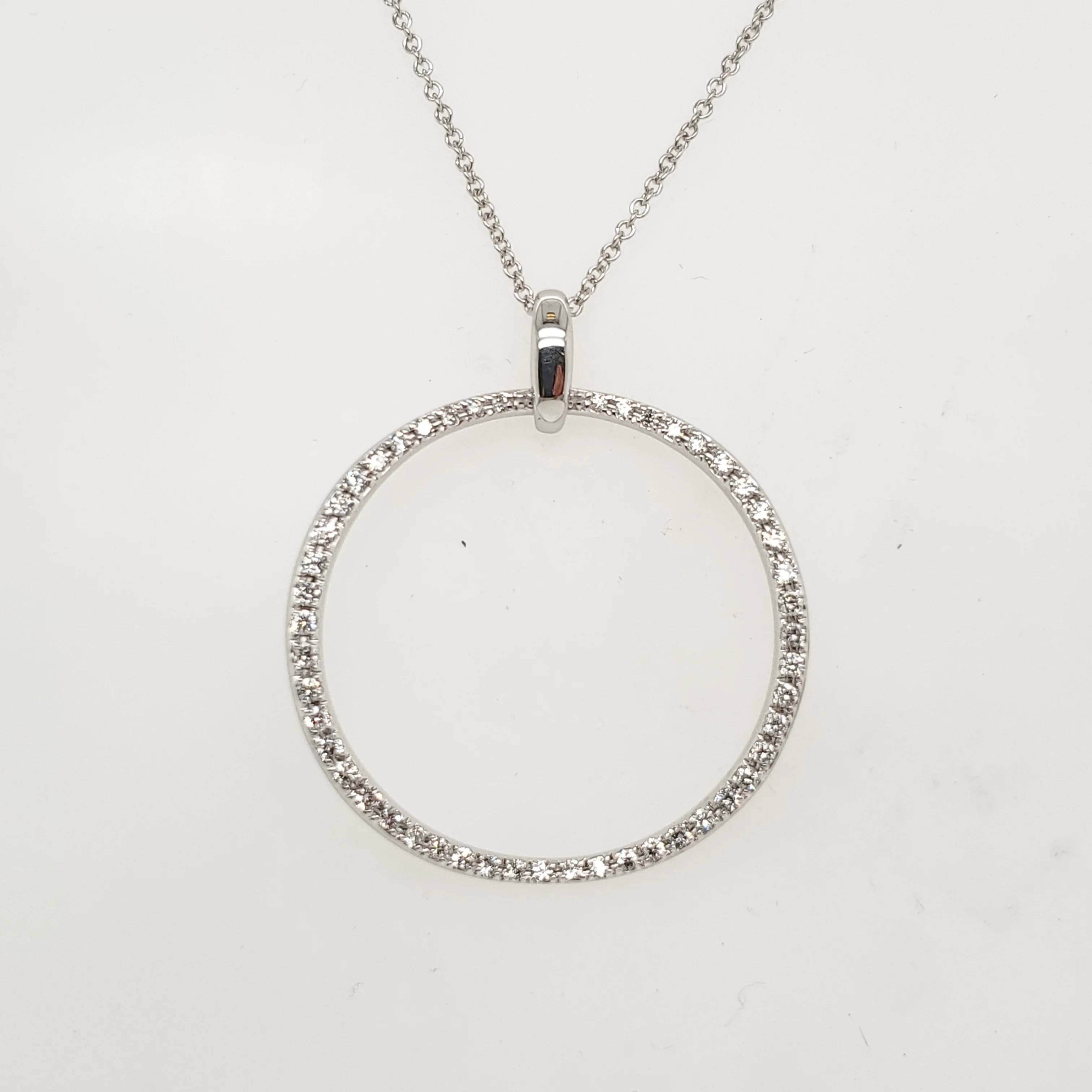 18Kt White Gold And Diamond Circle Pendant