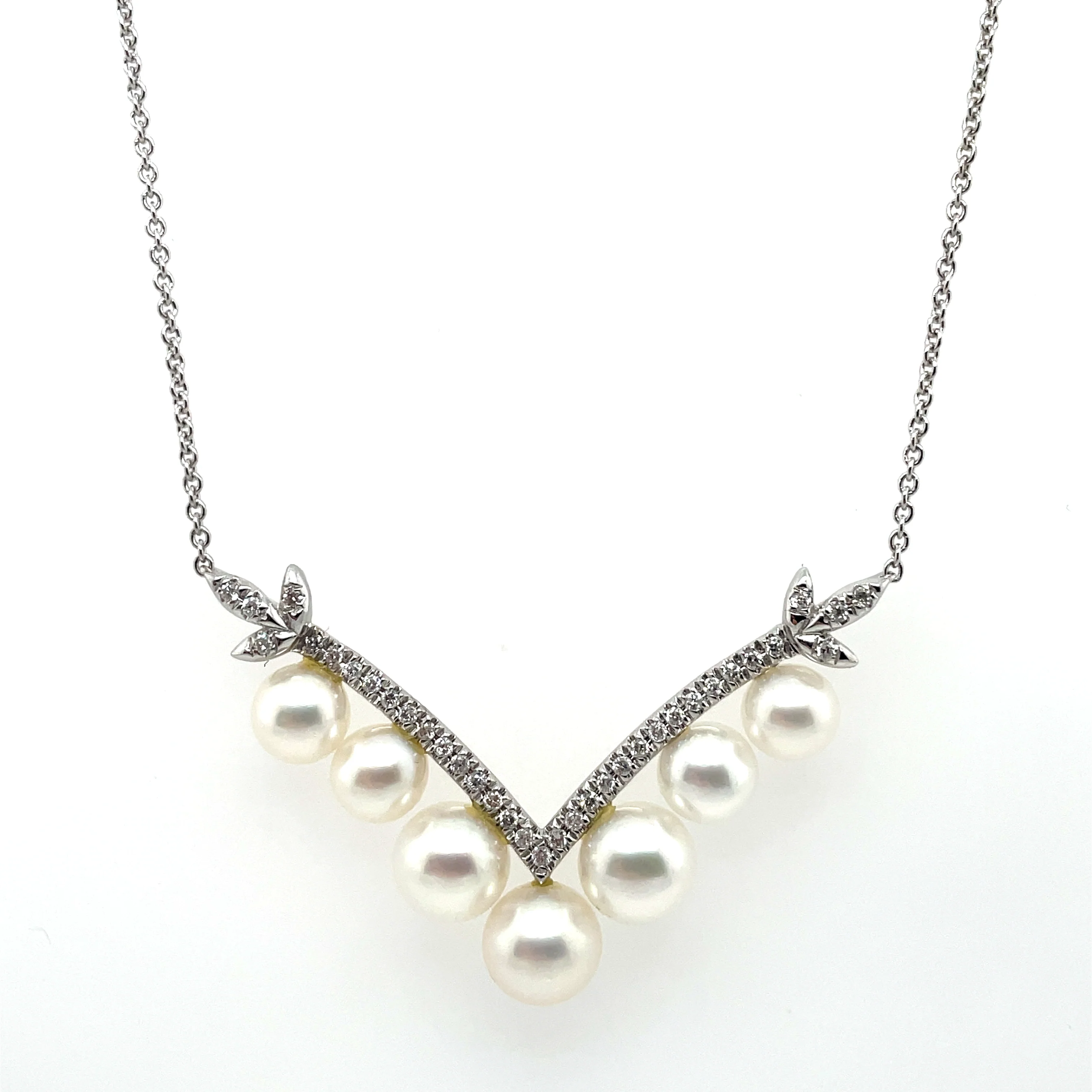 18kt White Gold Freshwater Pearl And Diamond Necklace