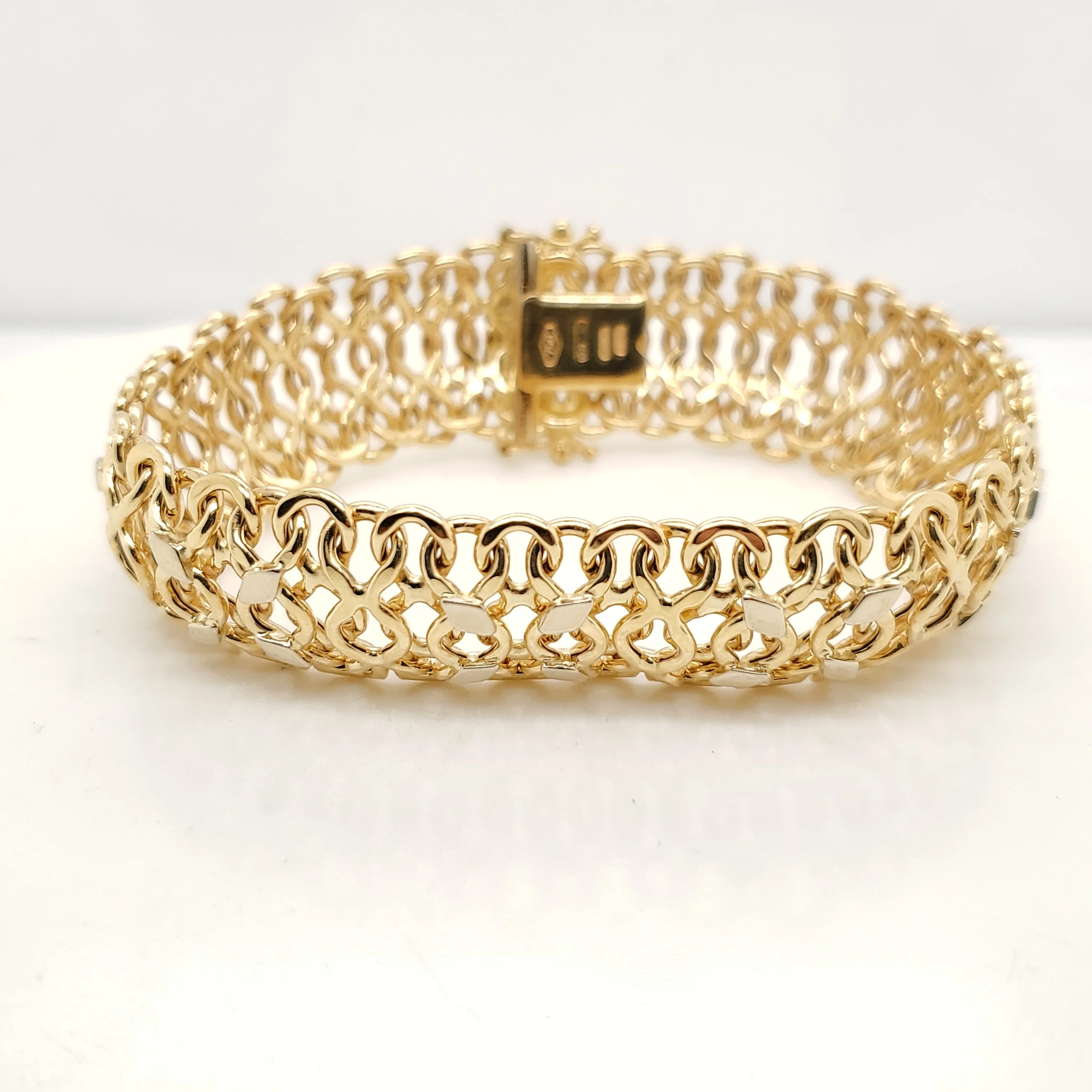 18kt Yellow Gold Open Weave Style Bracelet Signed Sadusa