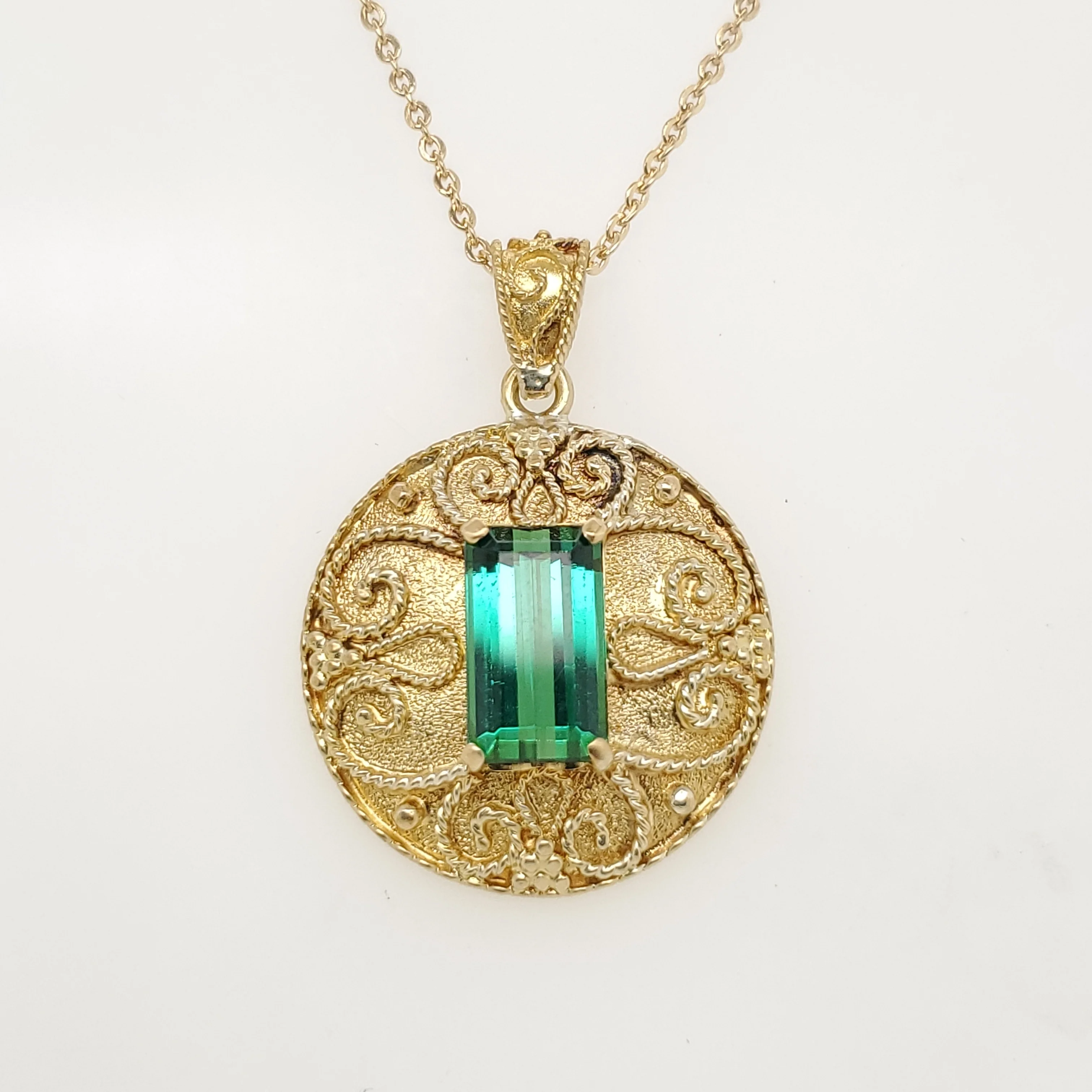 Vintage 18kt Yellow Gold Etruscan Revival Green Tourmaline Pendant Neckalce